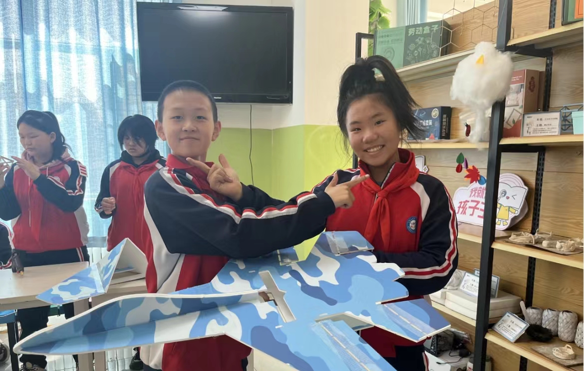 新疆青少年无人机-保华润天航空航模梦工厂走进校园 