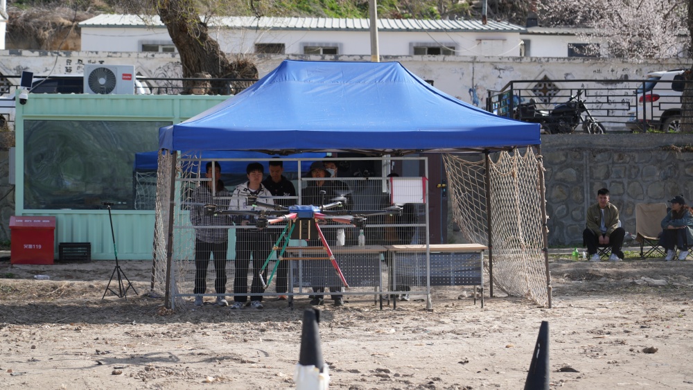 新疆广告牌清洗升级！无人机替代人工成潮流